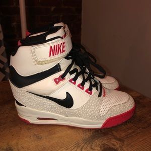 Women’s wedge mike sneakers